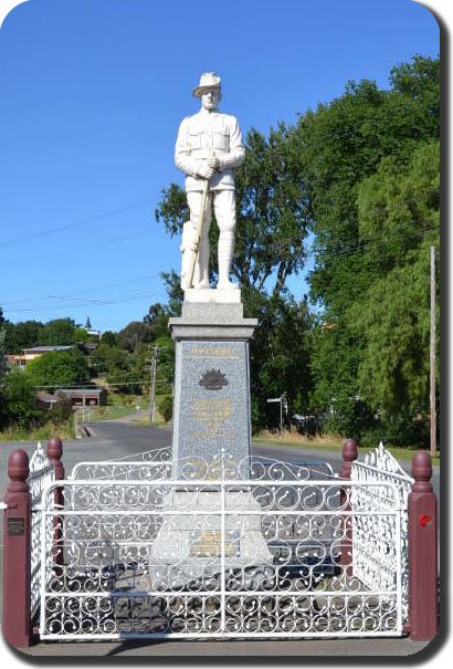 Clunes War memorial